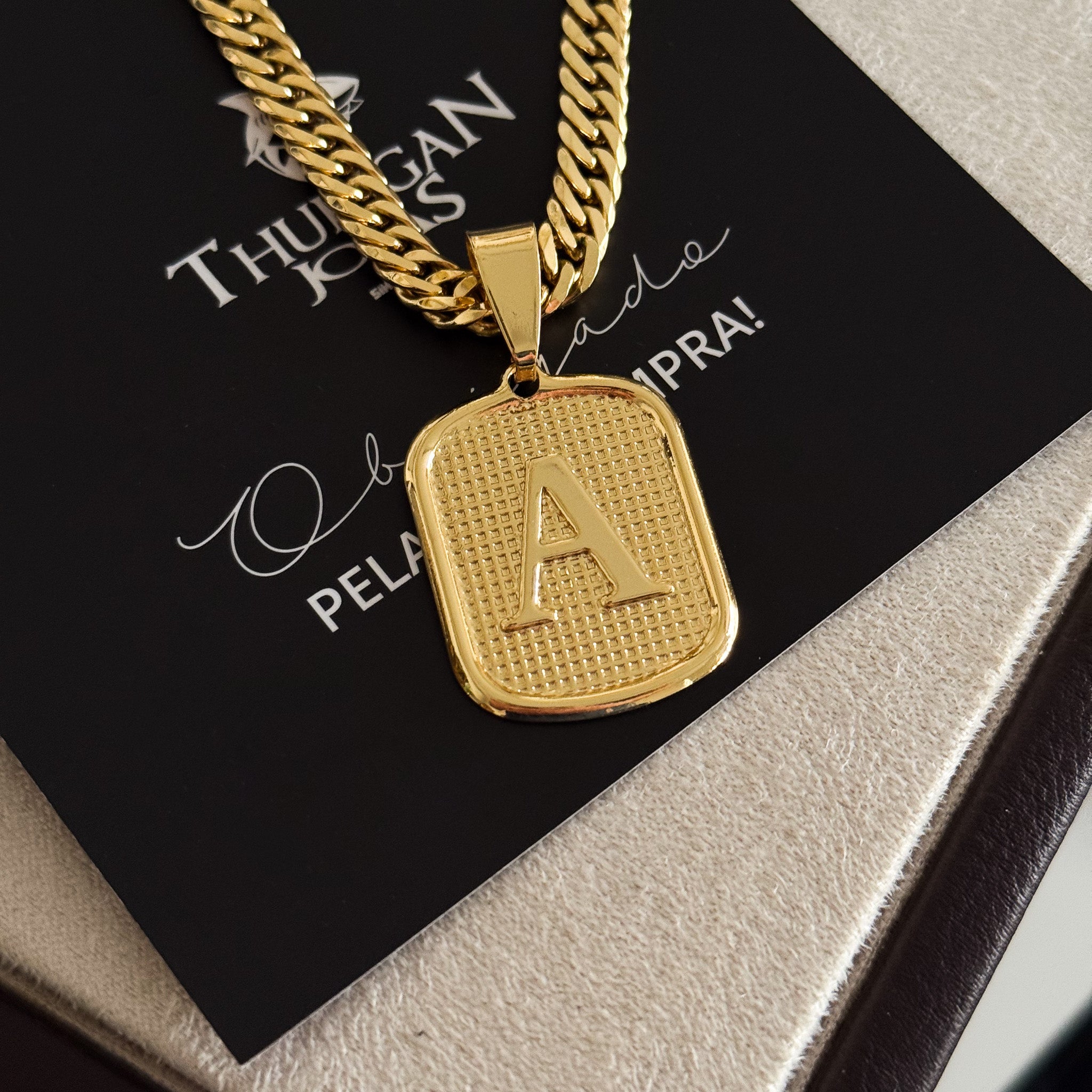Colar Plaquinha De Letra - Corrente Lacraia 6mm Banhado A Ouro 18k