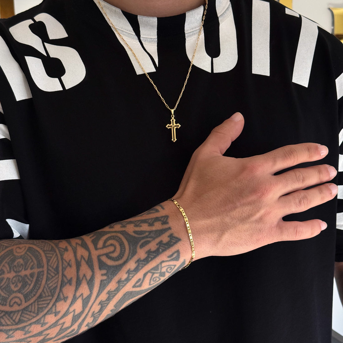 Colar Crucifixo Detalhado Vazado - Corrente Cadeado Alongado e Pulseira Piastrine Banhado A Ouro 18k