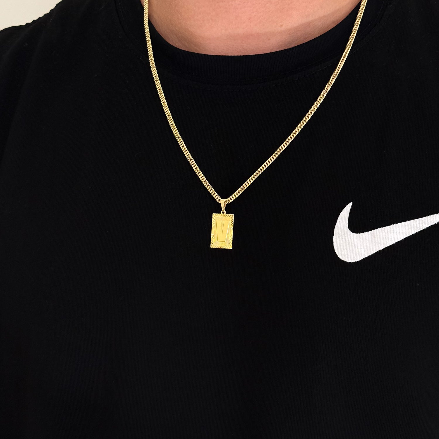 Colar Plaquinha De Letra - Corrente Lacraia 3mm Banhado A Ouro 18k