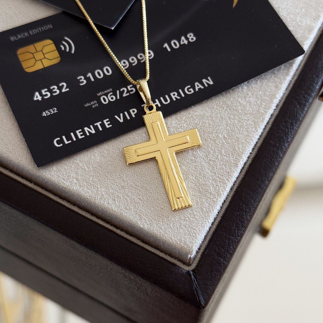 Pingente Crucifixo Em Alto Relevo 3,5x2cm Banhado A Ouro 18k