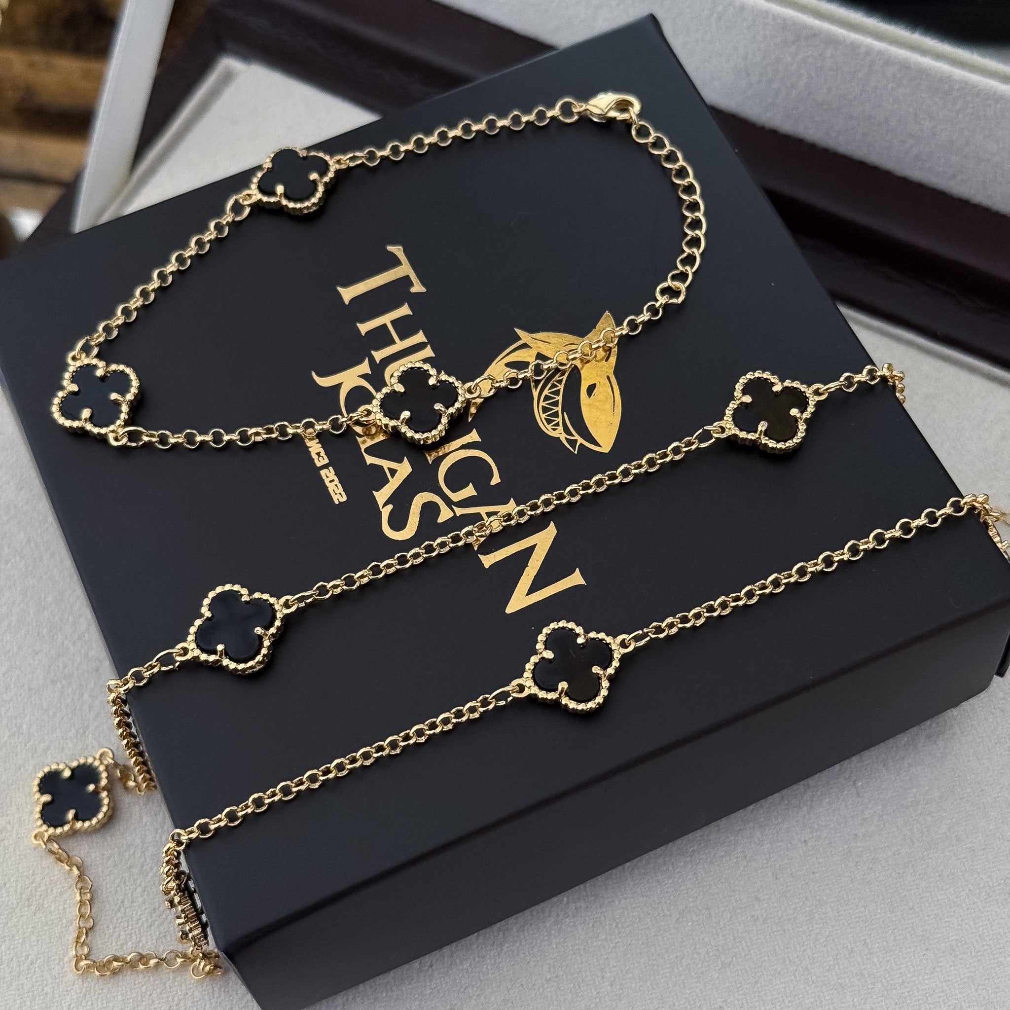 Kit Corrente e Pulseira Elo Português 2mm Trevo Ônix Banhado A Ouro 18k