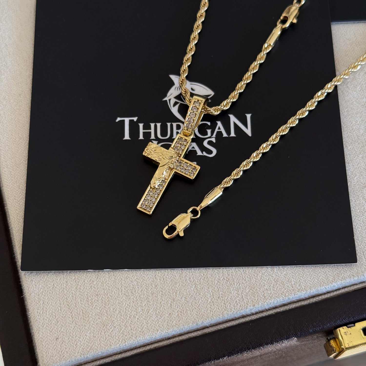 Colar Crucifixo Face De Cristo Cravejado P - Corrente e Pulseira Baiana Banhado A Ouro 18k