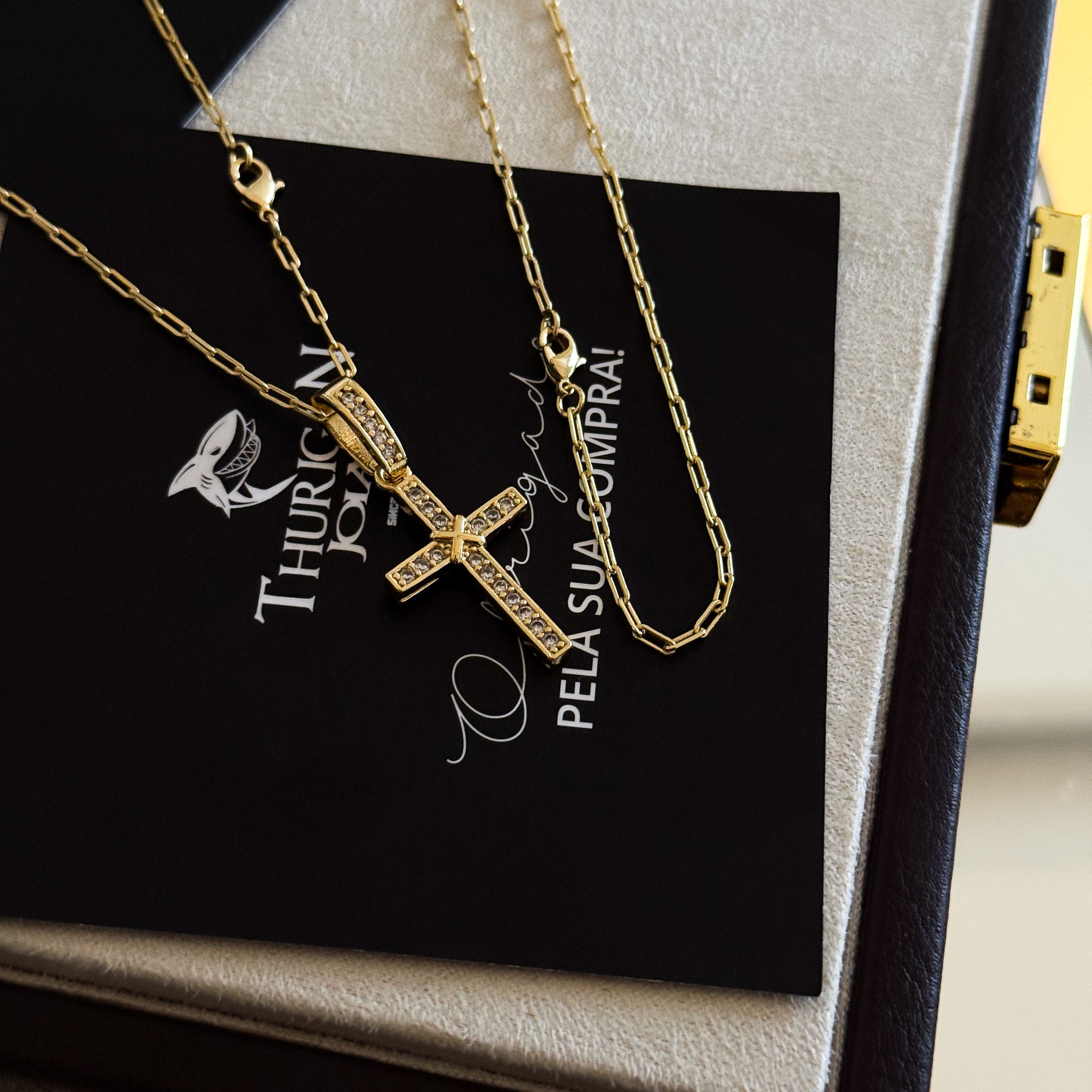 Colar Crucifixo Amarrado Cravejado - Corrente e Pulseira Cadeado Alongado Banhado A Ouro 18k