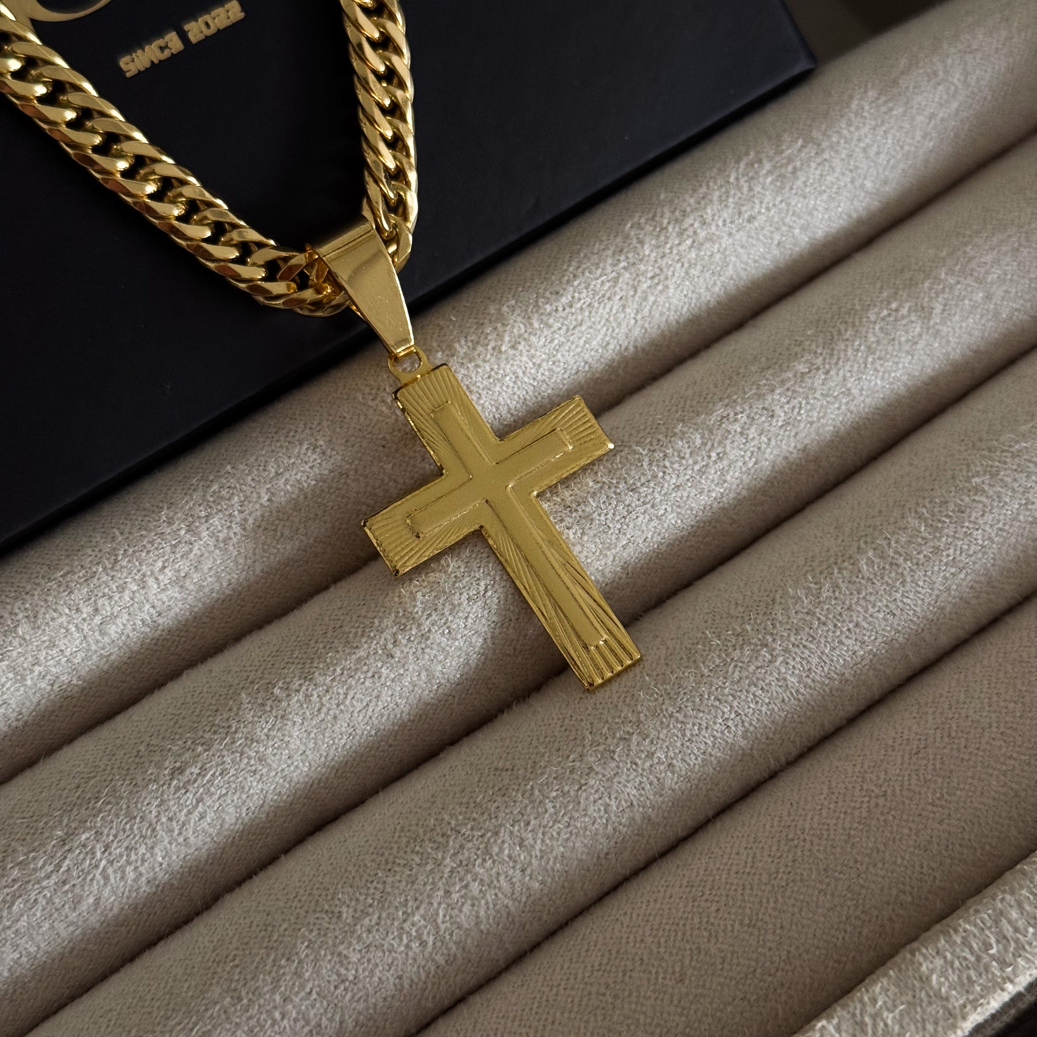 Colar Crucifixo Em Alto Relevo - Corrente Lacraia Banhado A Ouro 18k
