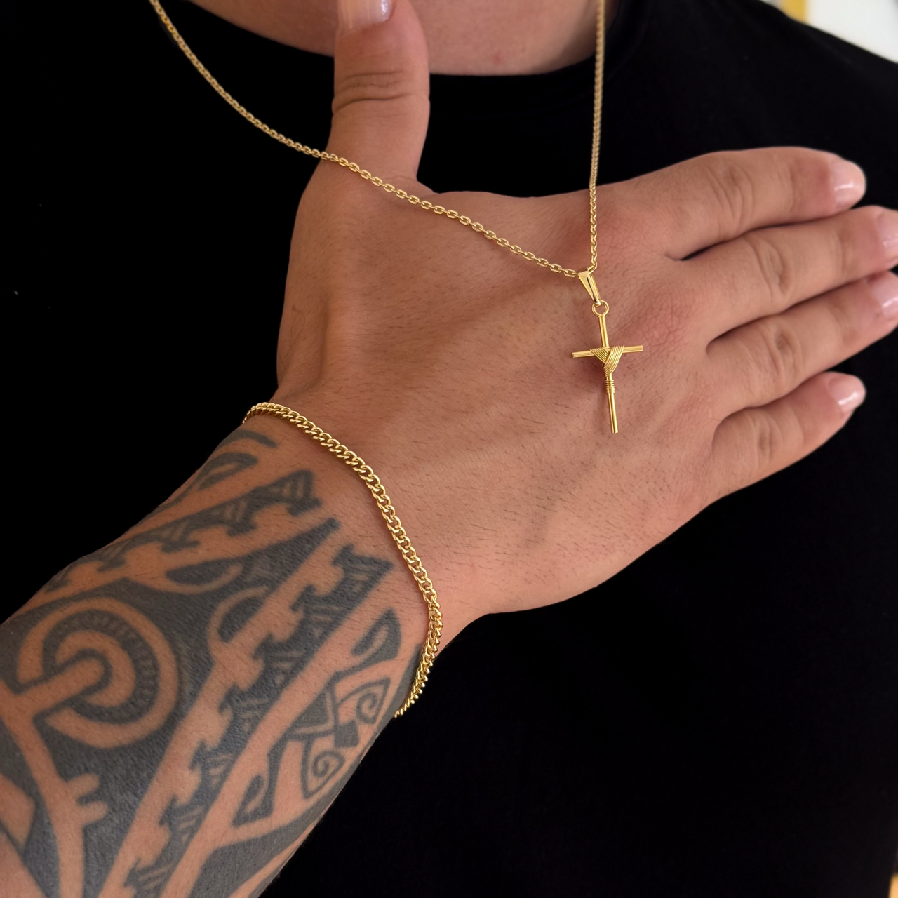 Colar Crucifixo Palito P - Corrente Cadeado e Pulseira Grumet Cuban Banhado A Ouro 18k