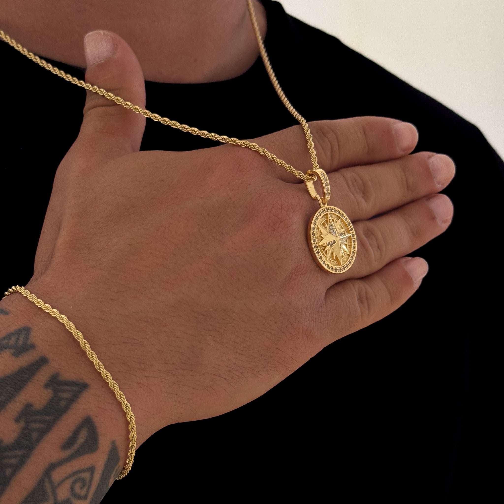 Colar Medalha Rosa Dos Ventos Cravejado P - Corrente e Pulseira Baiana Banhado A Ouro 18k