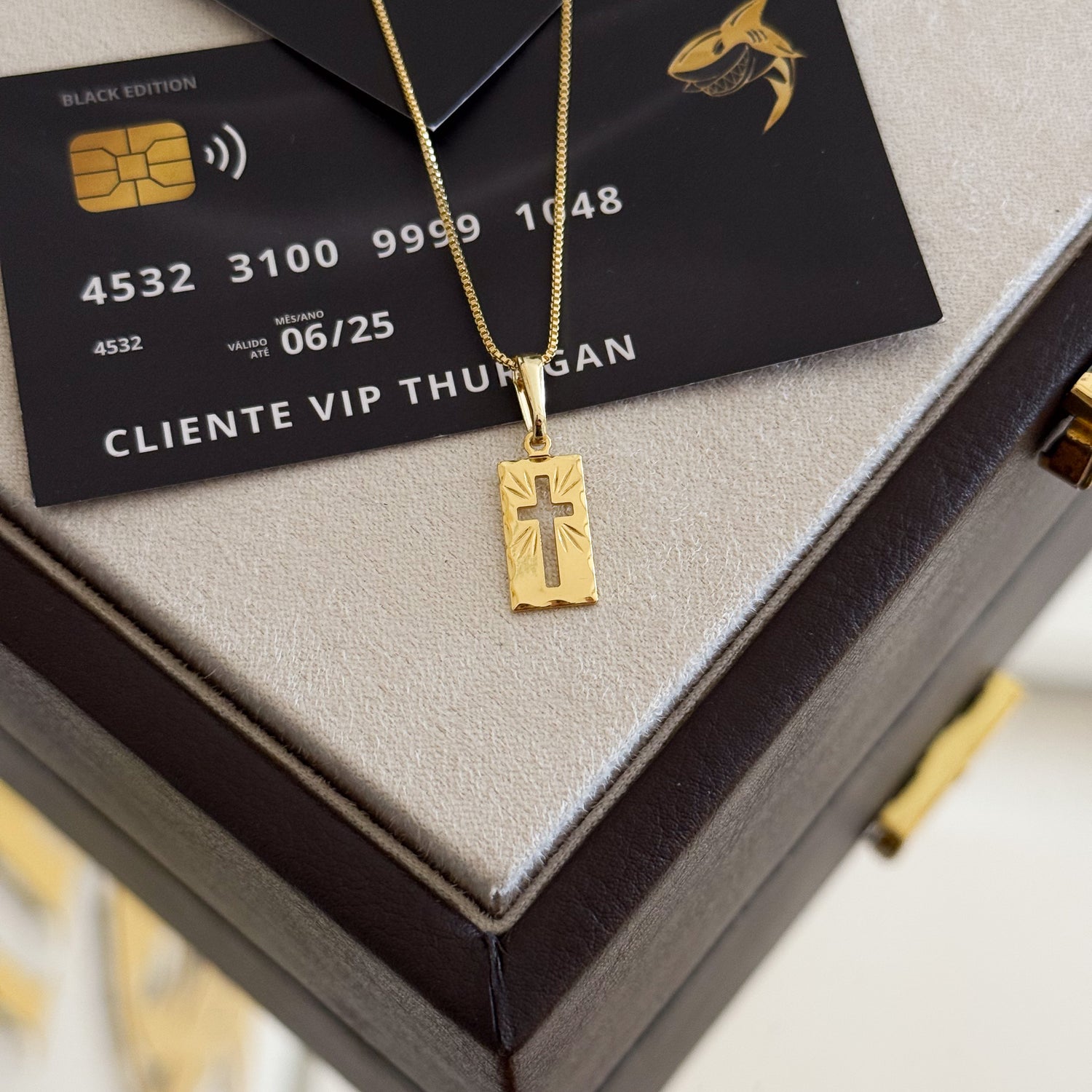 Pingente Plaquinha Crucifixo Vazado 2x1cm Banhado A Ouro 18k