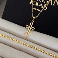Colar Crucifixo Detalhado Vazado - Corrente Cadeado Alongado e Pulseira Piastrine Banhado A Ouro 18k