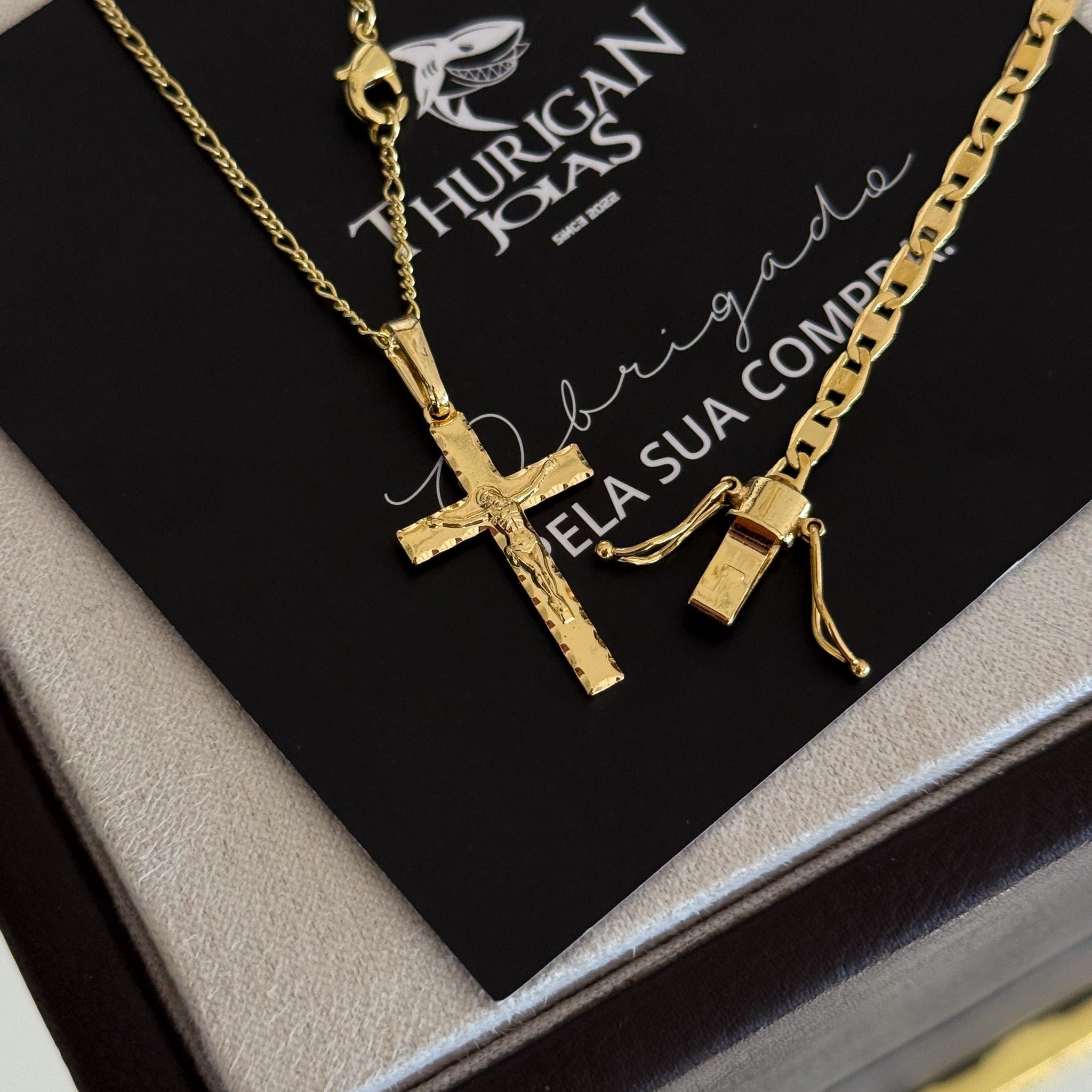 Colar Crucifixo Jesus Na Cruz 3D - Corrente 3 Por 1 Fígaro e Pulseira Piastrine Banhado A Ouro 18k