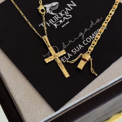 Colar Crucifixo Jesus Na Cruz 3D - Corrente 3 Por 1 Fígaro e Pulseira Piastrine Banhado A Ouro 18k