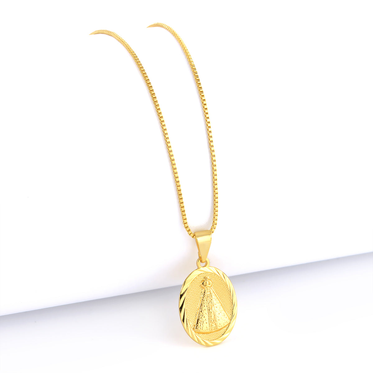 Pingente Plaquinha Oval N. Sra. Aparecida Detalhado 1,7x1,4cm Banhado A Ouro 18k