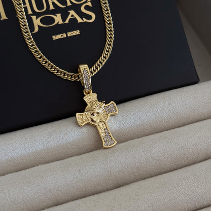 Colar Crucifixo Face De Cristo Detalhado Cravejado P - Corrente Lacraia Banhado A Ouro 18k