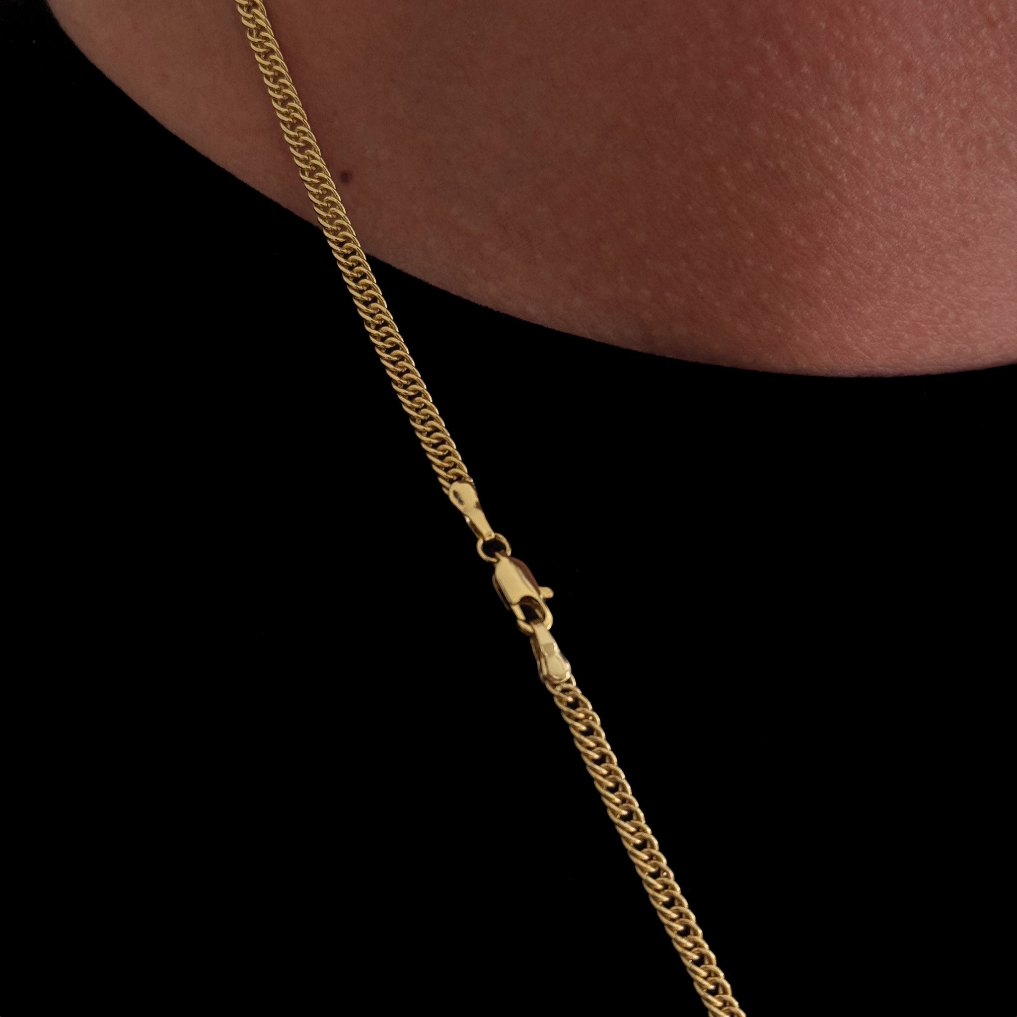 Colar Plaquinha N. Sra. Aparecida Detalhado Cravejado P - Corrente Lacraia Banhado A Ouro 18k