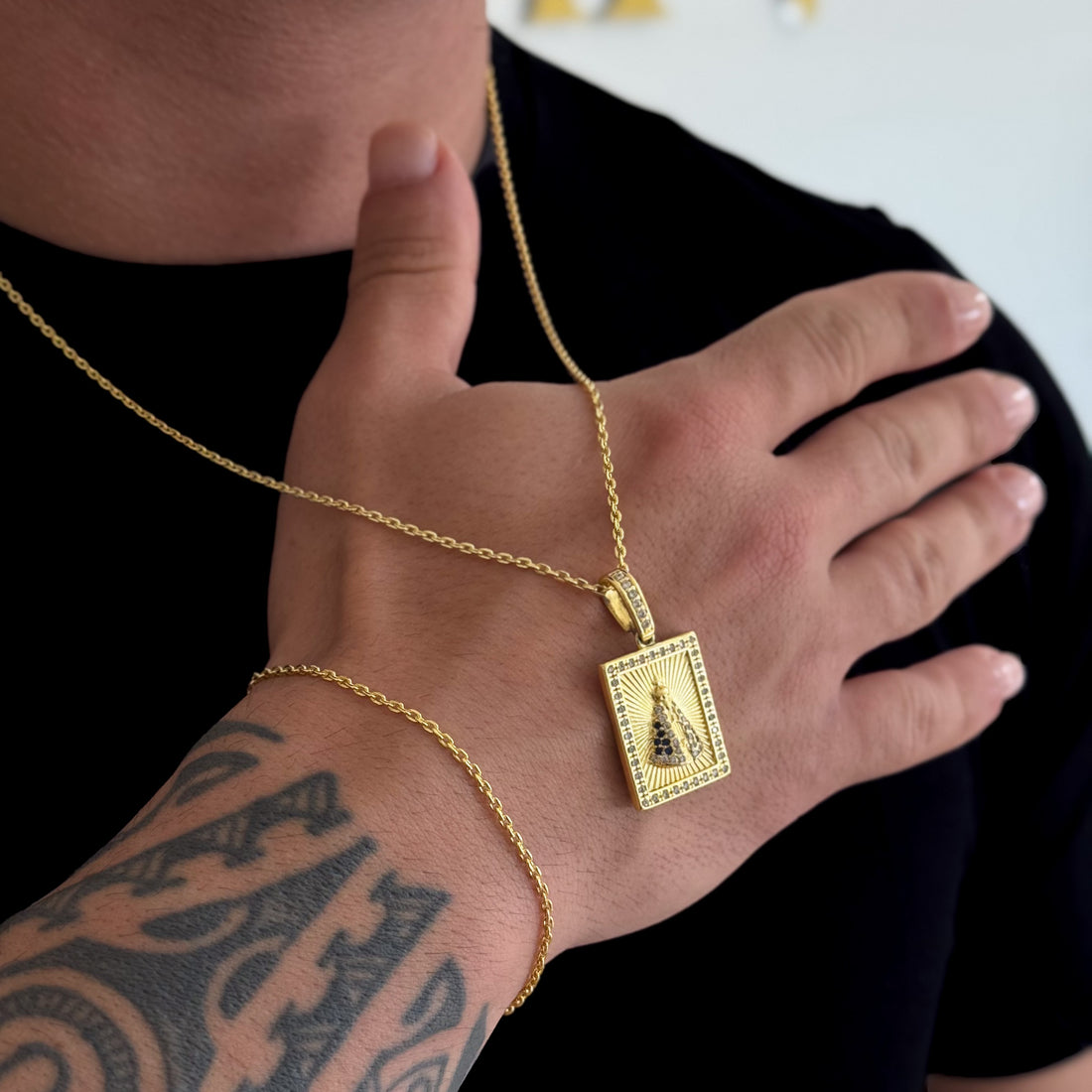 Colar Plaquinha N. Sra. Aparecida Detalhado Cravejado P - Corrente e Pulseira Cadeado Banhado A Ouro 18k