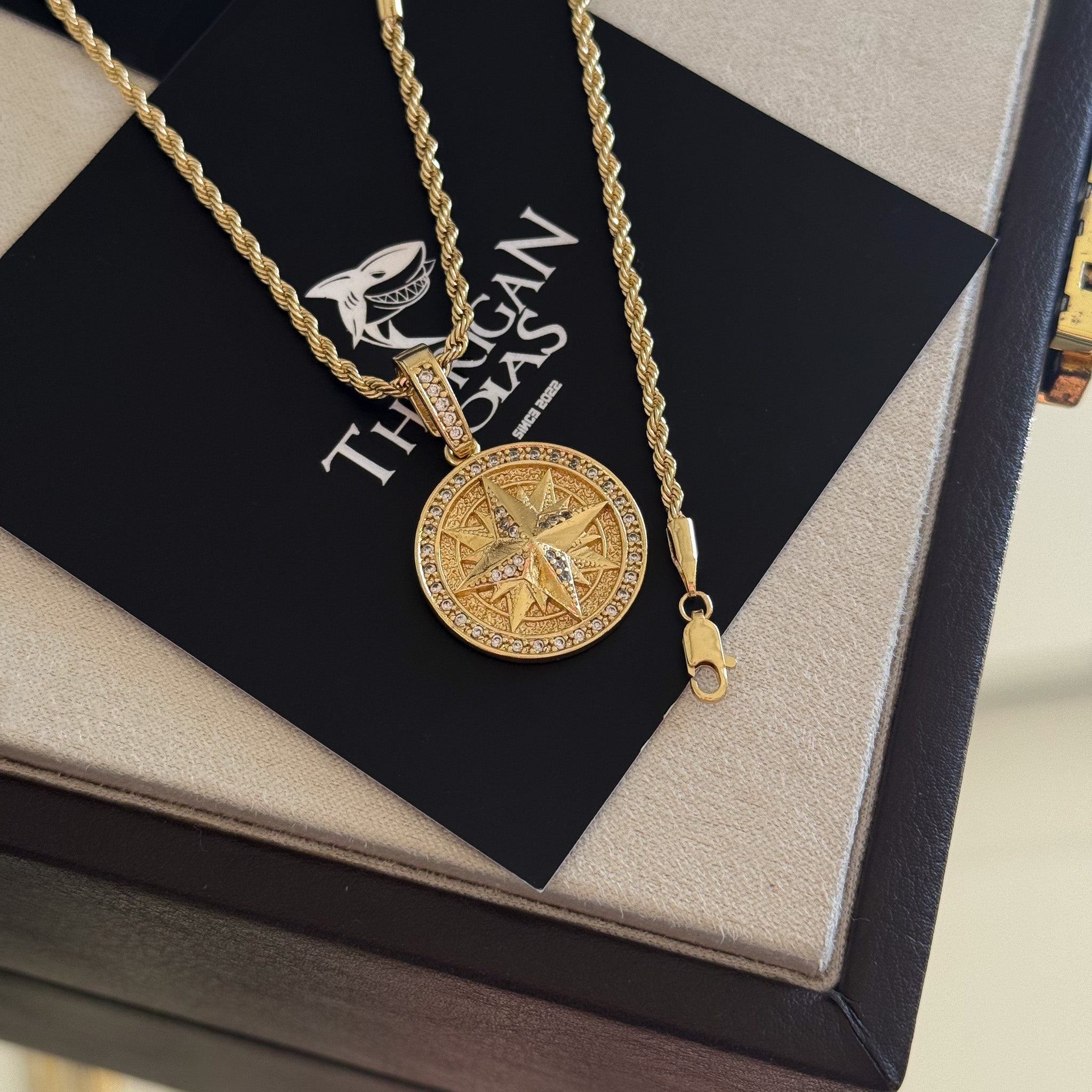 Colar Medalha Rosa Dos Ventos Cravejado P - Corrente e Pulseira Baiana Banhado A Ouro 18k