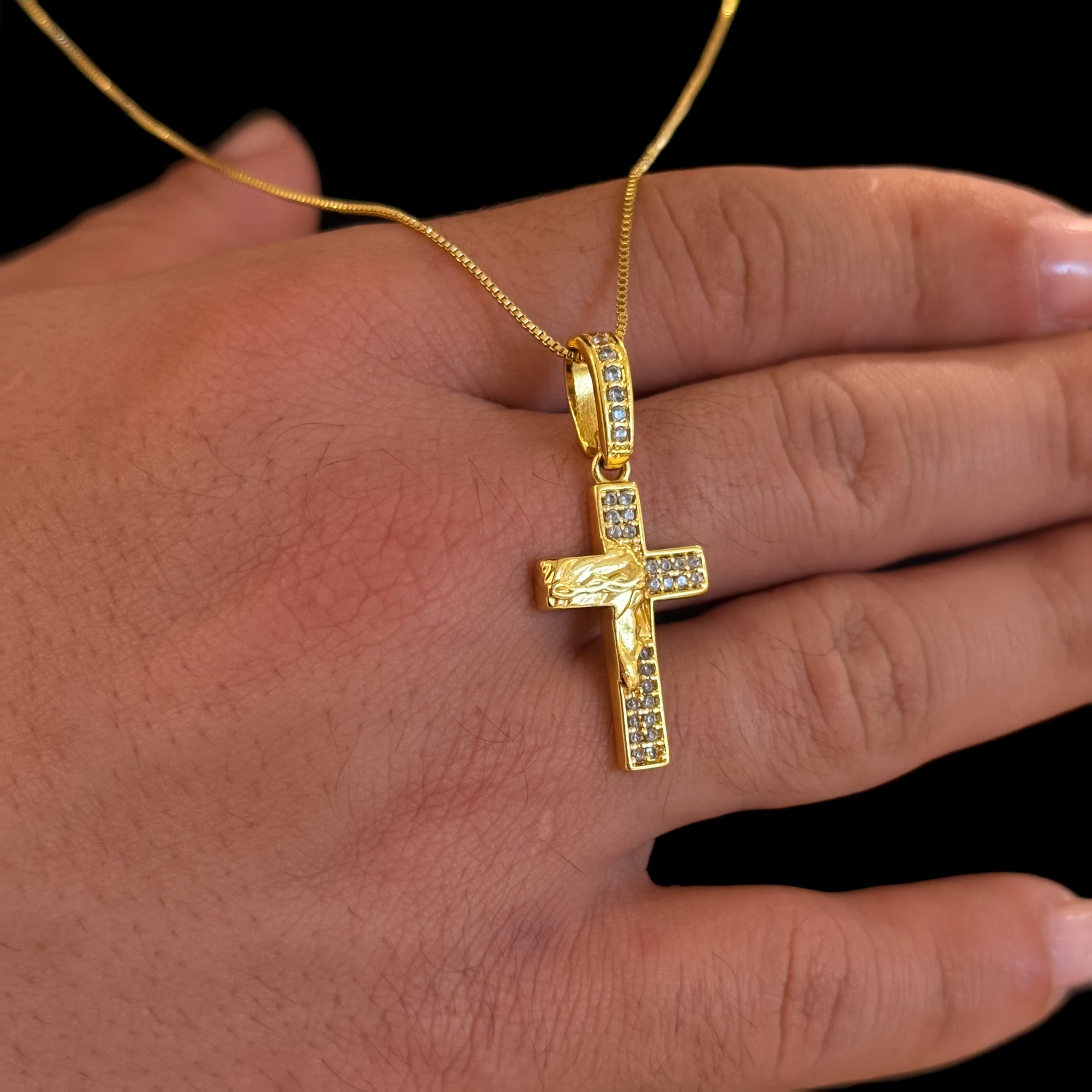 Colar Crucifixo Face De Cristo Cravejado - Corrente Veneziana e Pulseira Cadeado Alongado Banhado A Ouro 18k