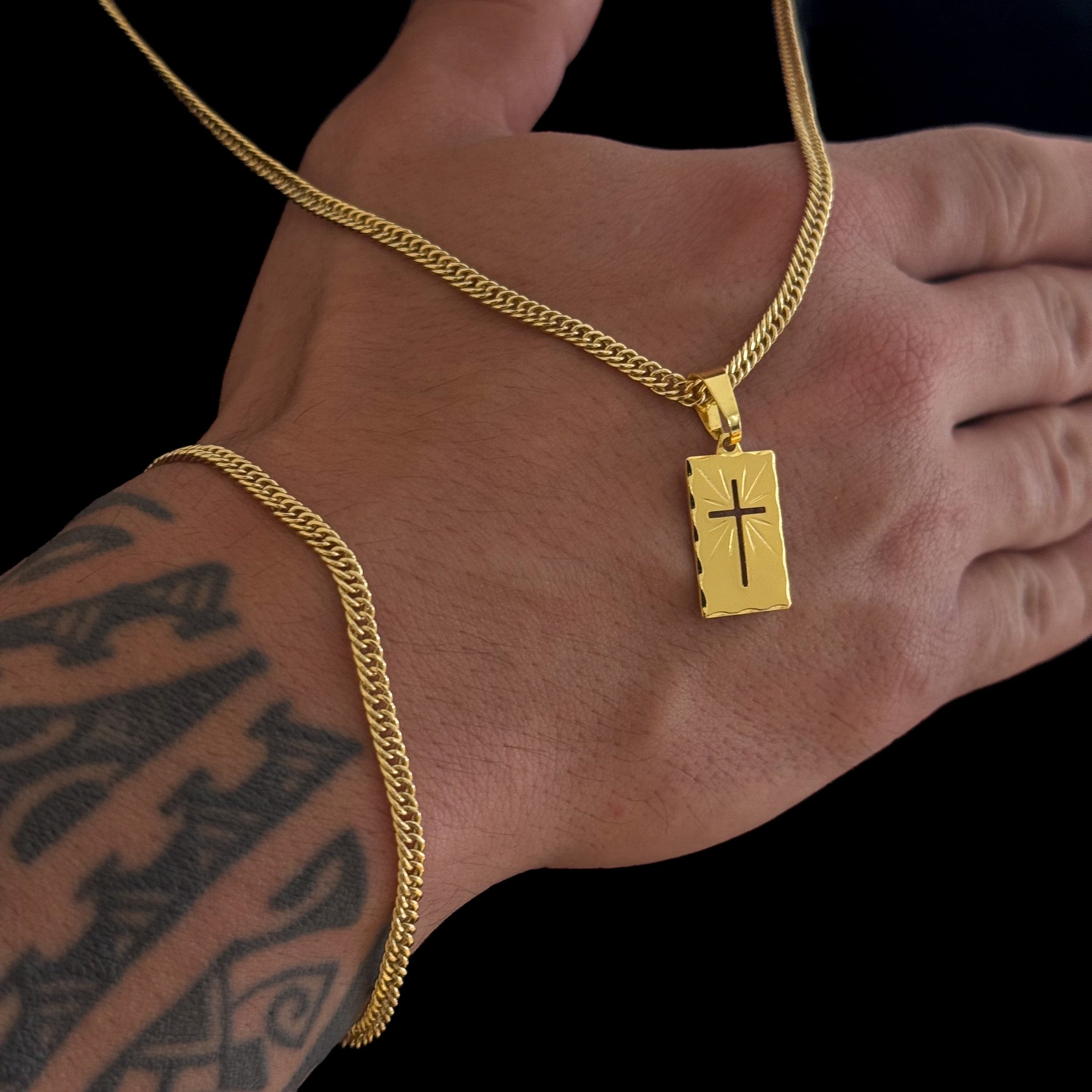 Colar Plaquinha Crucifixo Vazado - Corrente e Pulseira Lacraia Banhado A Ouro 18k
