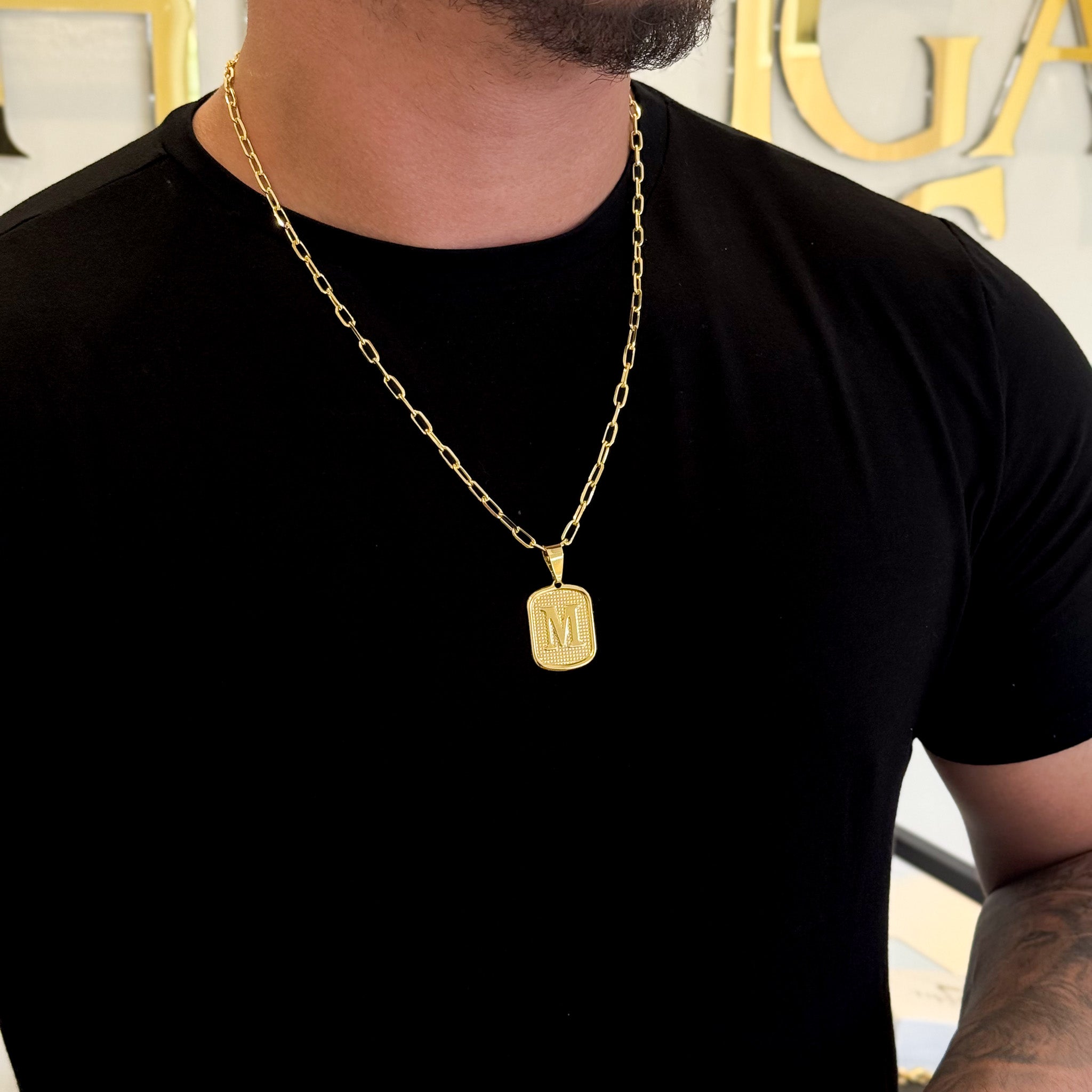 Colar Plaquinha De Letra - Corrente Cadeado Alongado 4mm Banhado A Ouro 18k