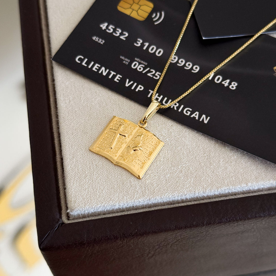 Pingente Plaquinha Bíblia Oração Pai Nosso 2x1,5cm Banhado A Ouro 18k
