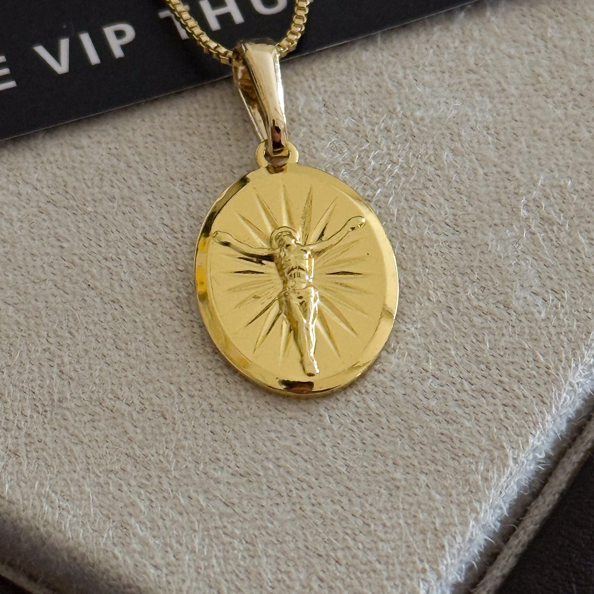 Pingente Plaquinha Oval Jesus 1,7x1,4cm Banhado A Ouro 18k