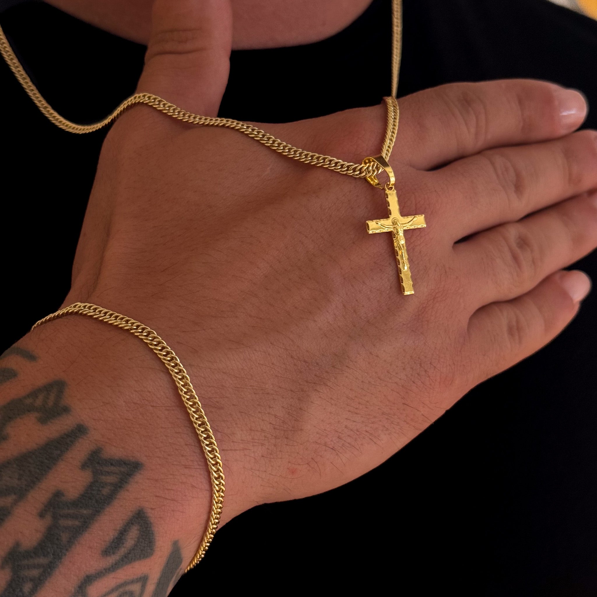 Colar Crucifixo Jesus Na Cruz 3D - Corrente e Pulseira Lacraia Banhado A Ouro 18k