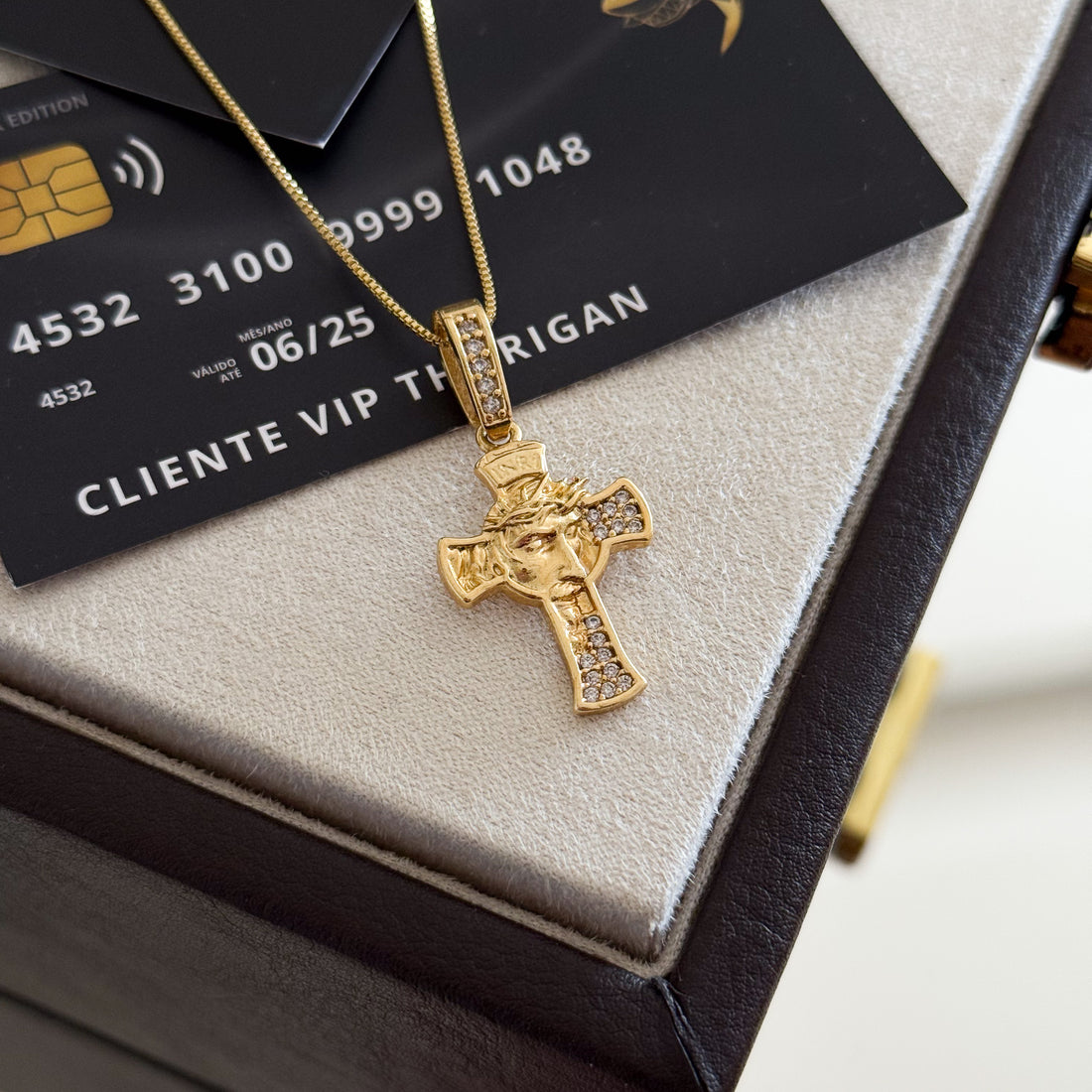 Pingente Crucifixo Face de Cristo Detalhado Cravejado P 2,5x1,5cm Banhado A Ouro 18k
