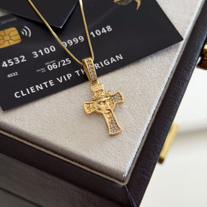 Pingente Crucifixo Face de Cristo Detalhado Cravejado P 2,5x1,5cm Banhado A Ouro 18k