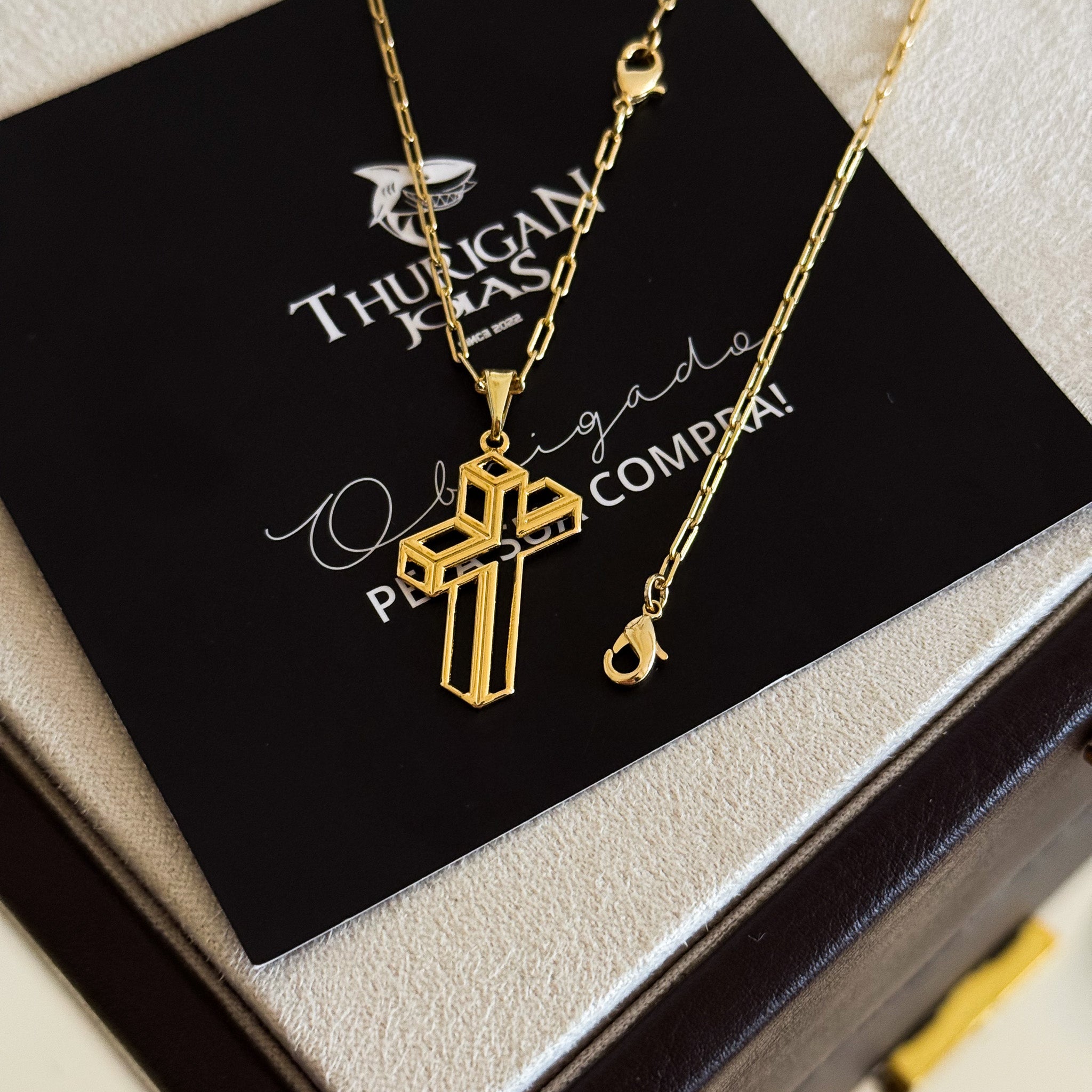 Colar Crucifixo 3D - Corrente e Pulseira Cadeado Alongado Banhado A Ouro 18k
