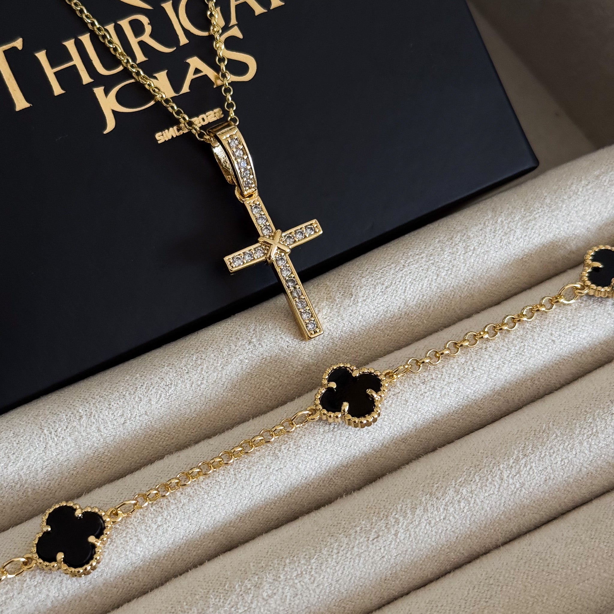 Colar Crucifixo Amarrado - Corrente Elo Português e Pulseira Elo Português Trevo Ônix Banhado A Ouro 18k