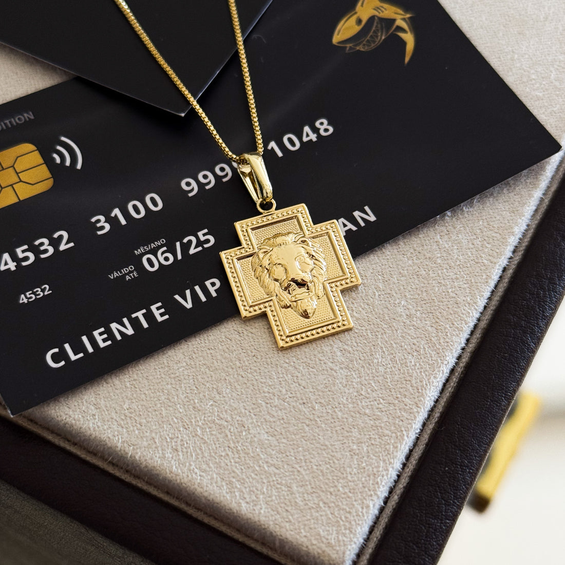 Pingente Crucifixo Leão Judá 3x2cm Banhado A Ouro 18k
