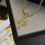 Colar Crucifixo Face De Cristo Detalhado Cravejado P - Corrente Lacraia Banhado A Ouro 18k