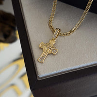 Colar Crucifixo Face De Cristo Detalhado Cravejado P - Corrente Lacraia Banhado A Ouro 18k