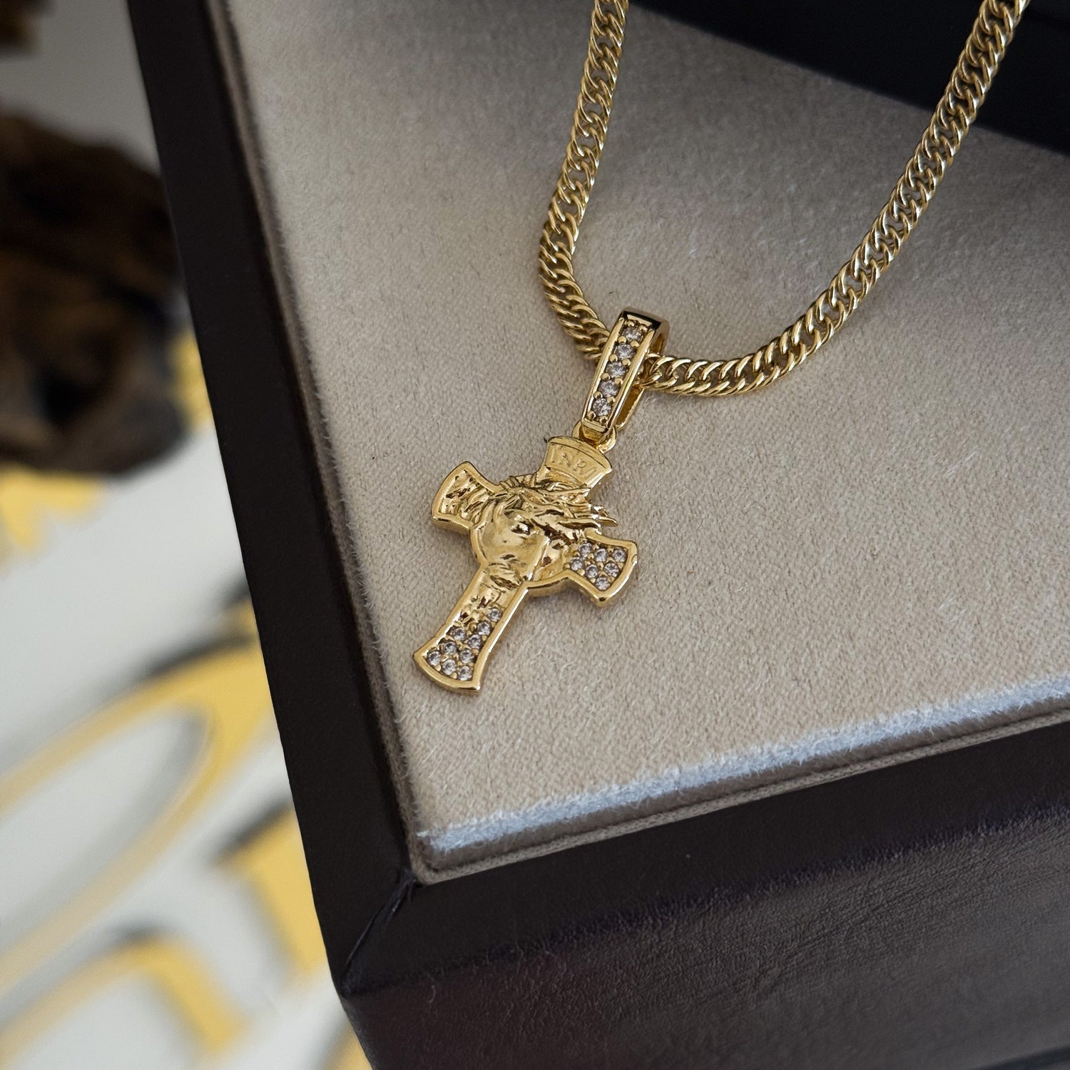 Colar Crucifixo Face De Cristo Detalhado Cravejado P - Corrente Lacraia Banhado A Ouro 18k