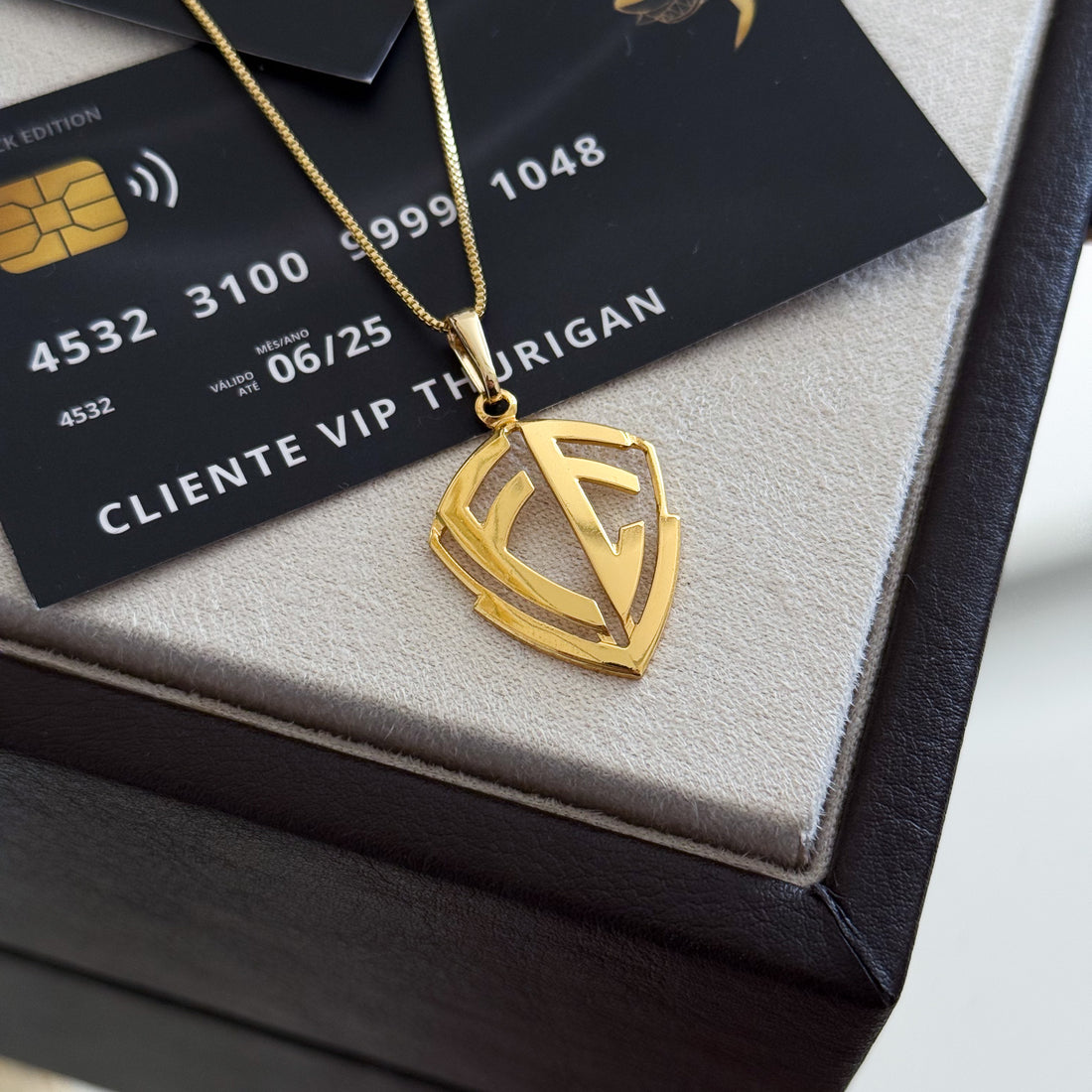 Pingente Escudo De Fé Vazado 2,5x2cm Banhado A Ouro 18k