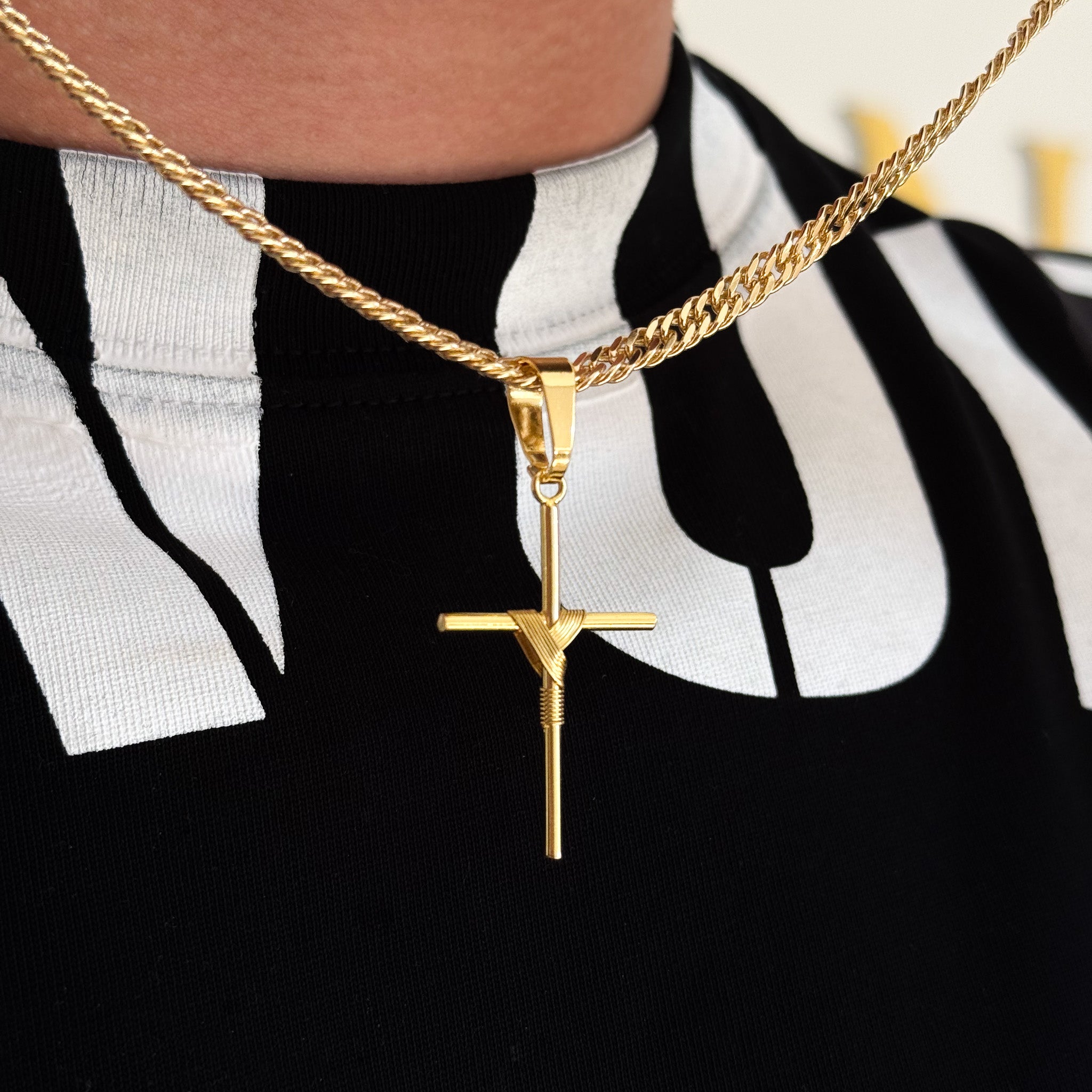 Colar Crucifixo Palito M - Corrente Lacraia 4mm Banhado A Ouro 18k