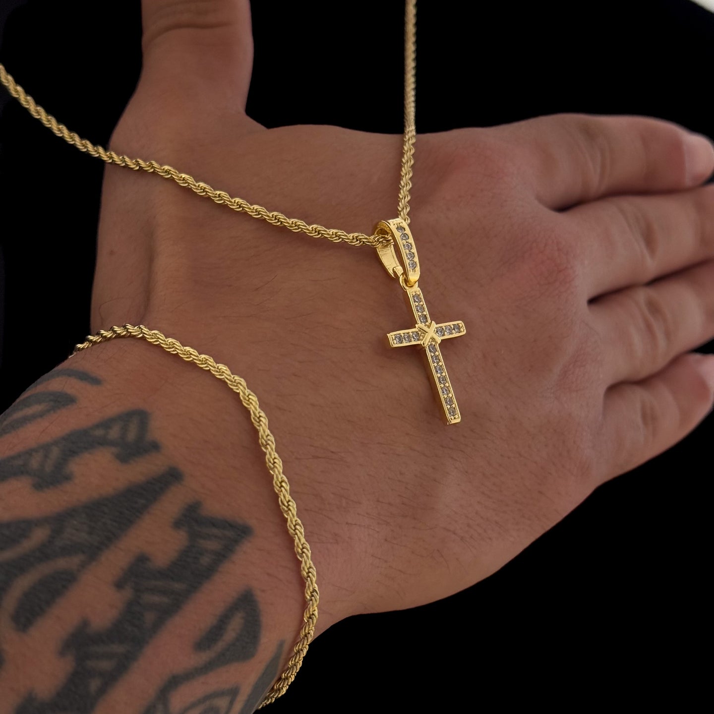 Colar Crucifixo Amarrado Cravejado - Corrente e Pulseira Baiana Banhado A Ouro 18k