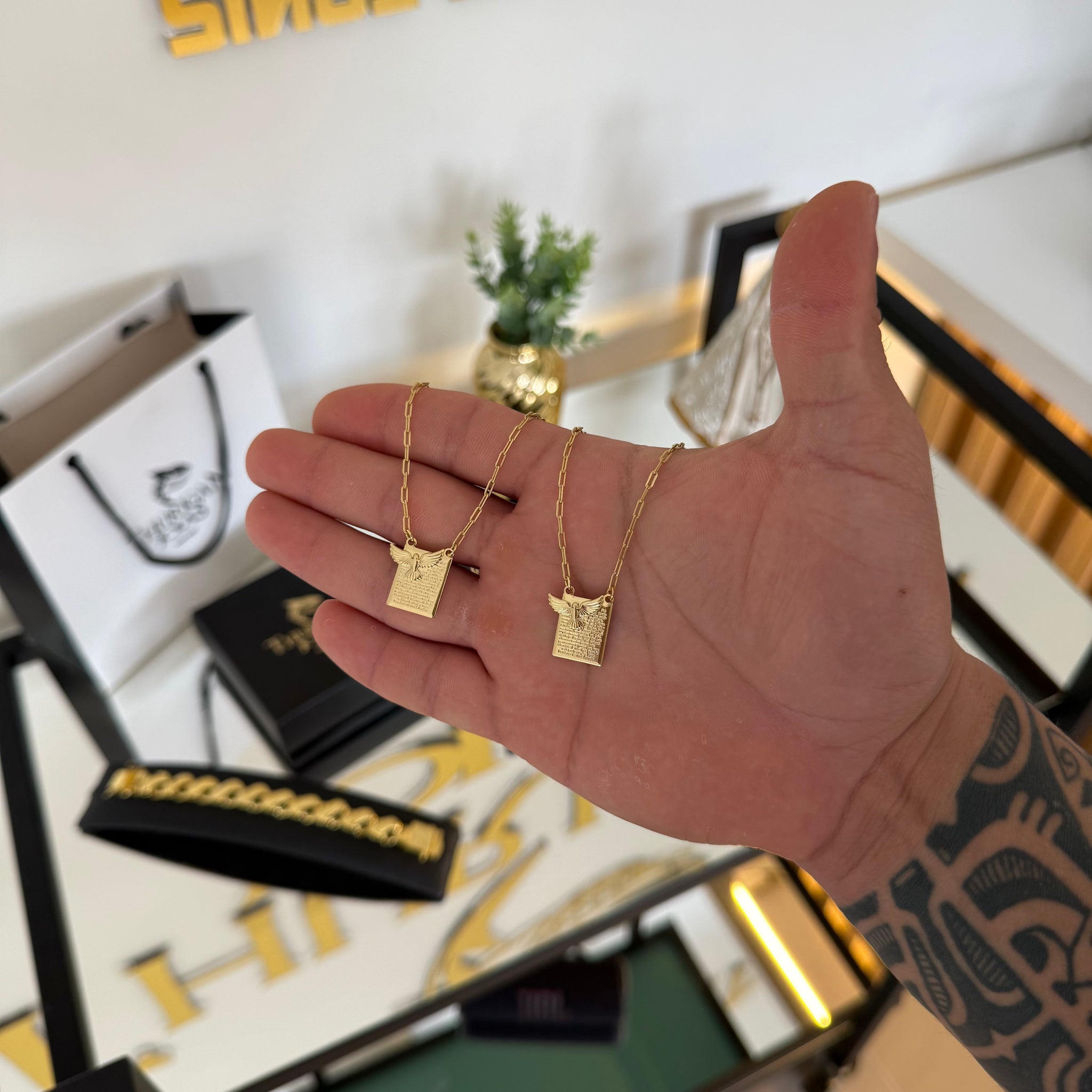 Escapulário Cadeado Alongado 1,5mm Espírito Santo Oração Pai Nosso 6gr 70cm Banhado A Ouro 18k