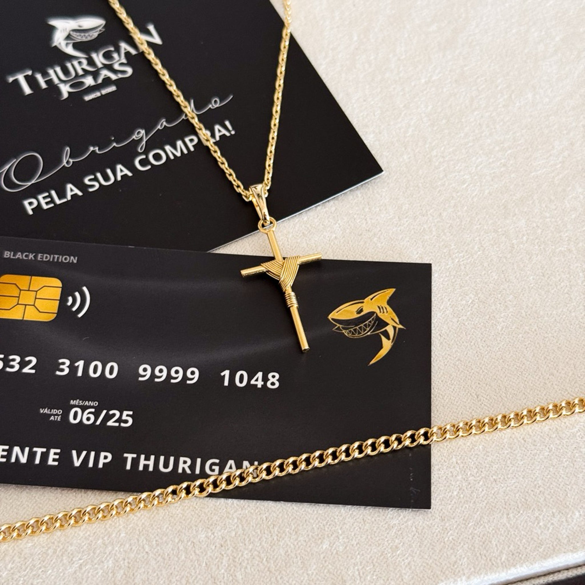 Colar Crucifixo Palito P - Corrente Cadeado e Pulseira Grumet Cuban Banhado A Ouro 18k