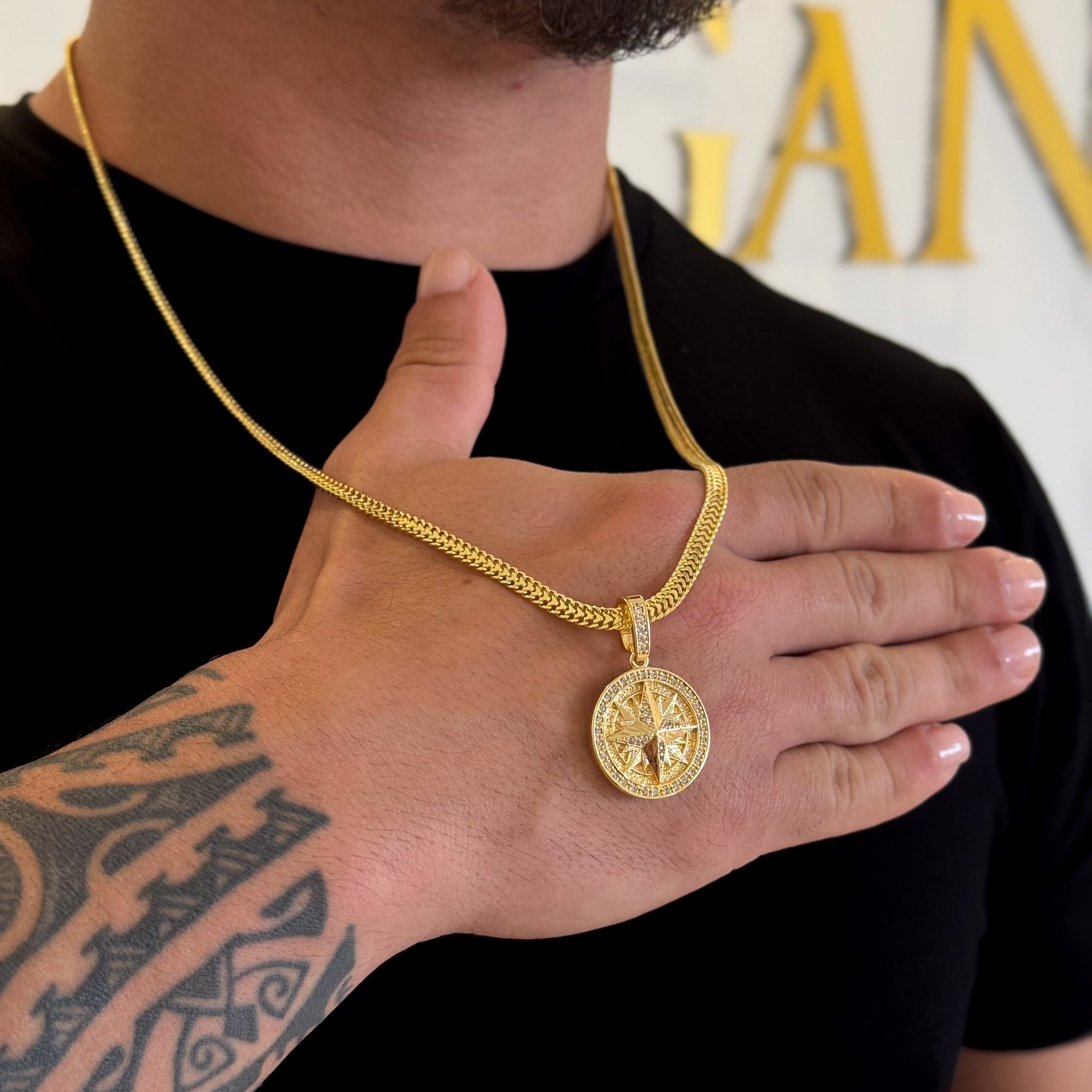 Colar Medalha Rosa Dos Ventos Cravejado P - Corrente Grumet Dupla Banhado A Ouro 18k