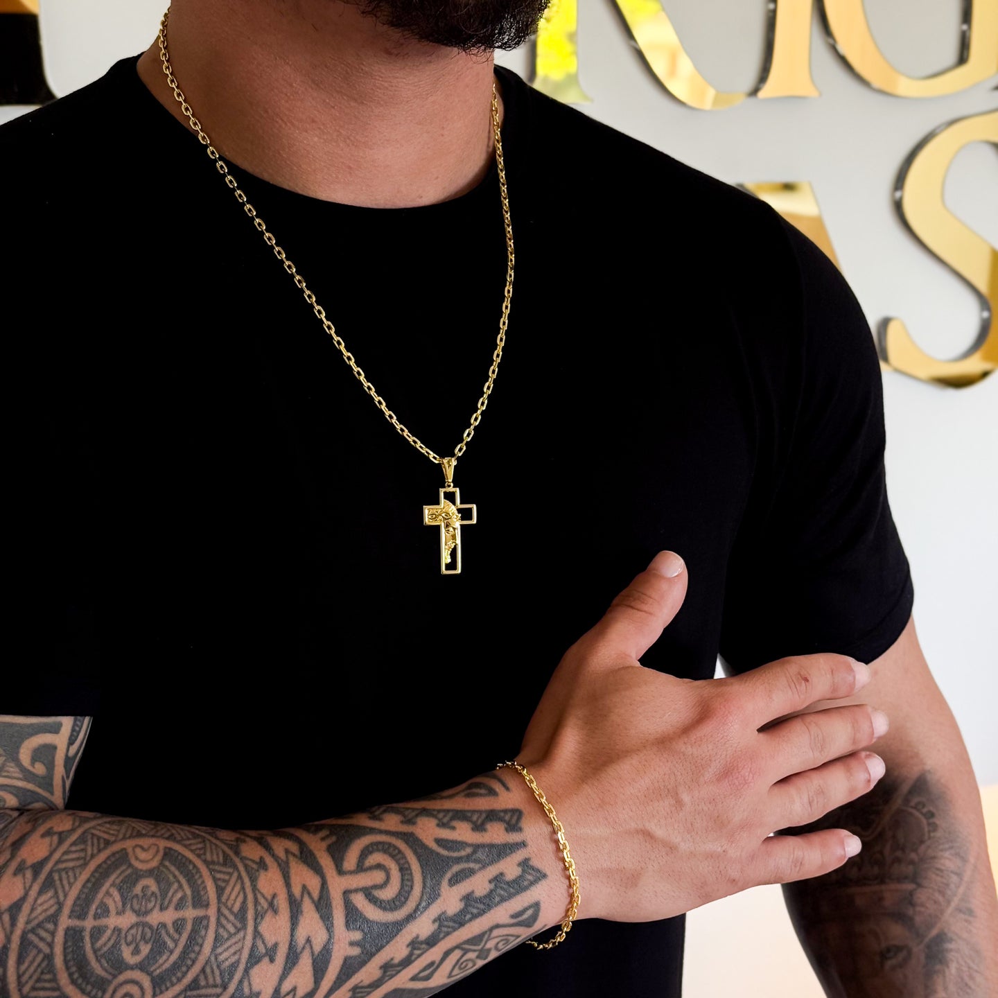 Colar Crucifixo Com Jesus Vazado - Corrente e Pulseira Cadeado Banhado A Ouro 18k