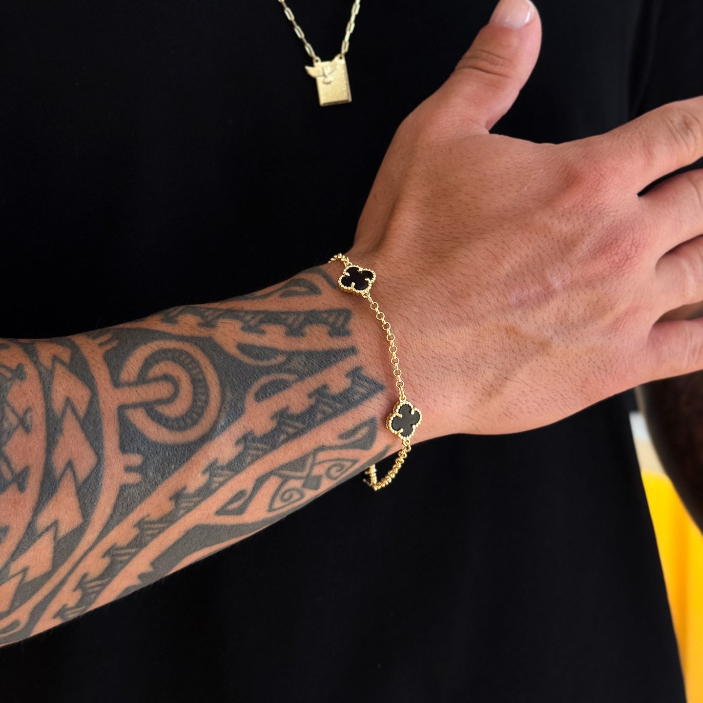 Kit Escapulário Espírito Santo Oração Pai Nosso e Pulseira Trevo Onix Banhado A Ouro 18k