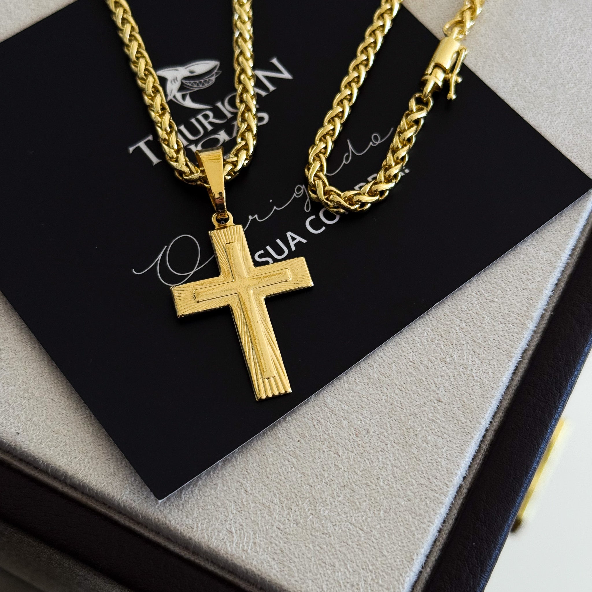 Colar Crucifixo Em Alto Relevo - Corrente e Pulseira Palmeira Banhado A Ouro 18k